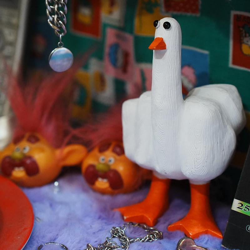 Funny Duck Resin Figurine ,Middle Finger Duck Resin Garden Statue ,Middle Finger Duck Resin Craft You Home Decoration Sculpture Statue for Home Office Desk Gift Ornaments